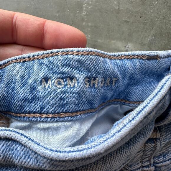 American Eagle Outfitters Mom Shorts Women's Size 2 Blue Medium Wash Denim - Picture 3 of 8